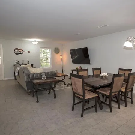 Elegant 3 Bedroom Apt With Free Parking And Balcony